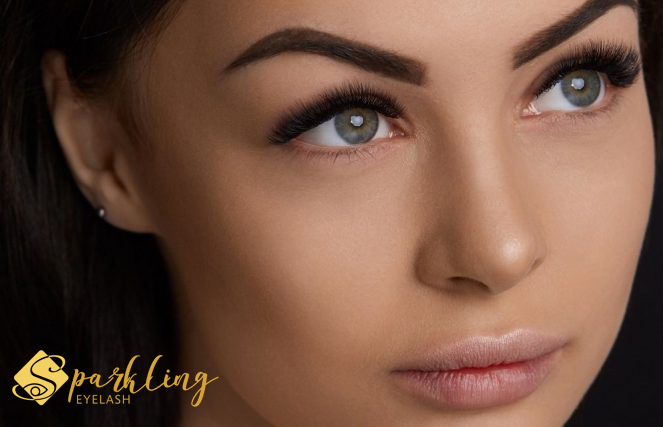 Les extensions de cils sont-elles populaires parce qu'elles ont fière allure ?