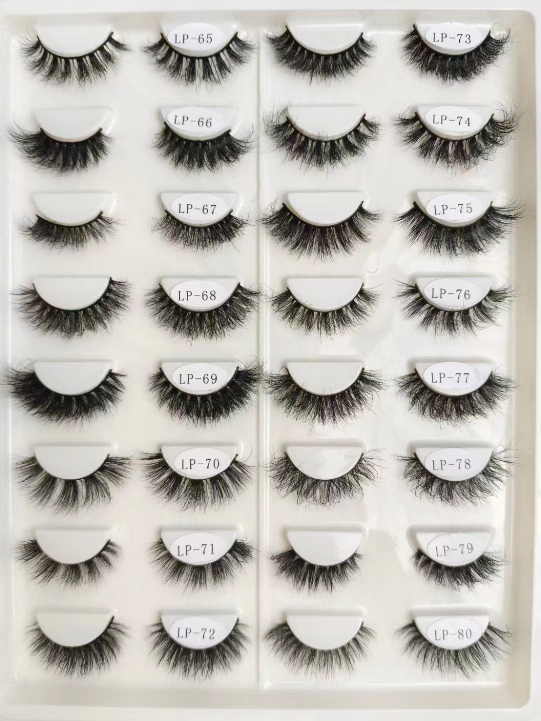 Le guide ultime pour les amateurs de cils : tout ce que vous devez savoir sur les faux cils et les grappes de cils
