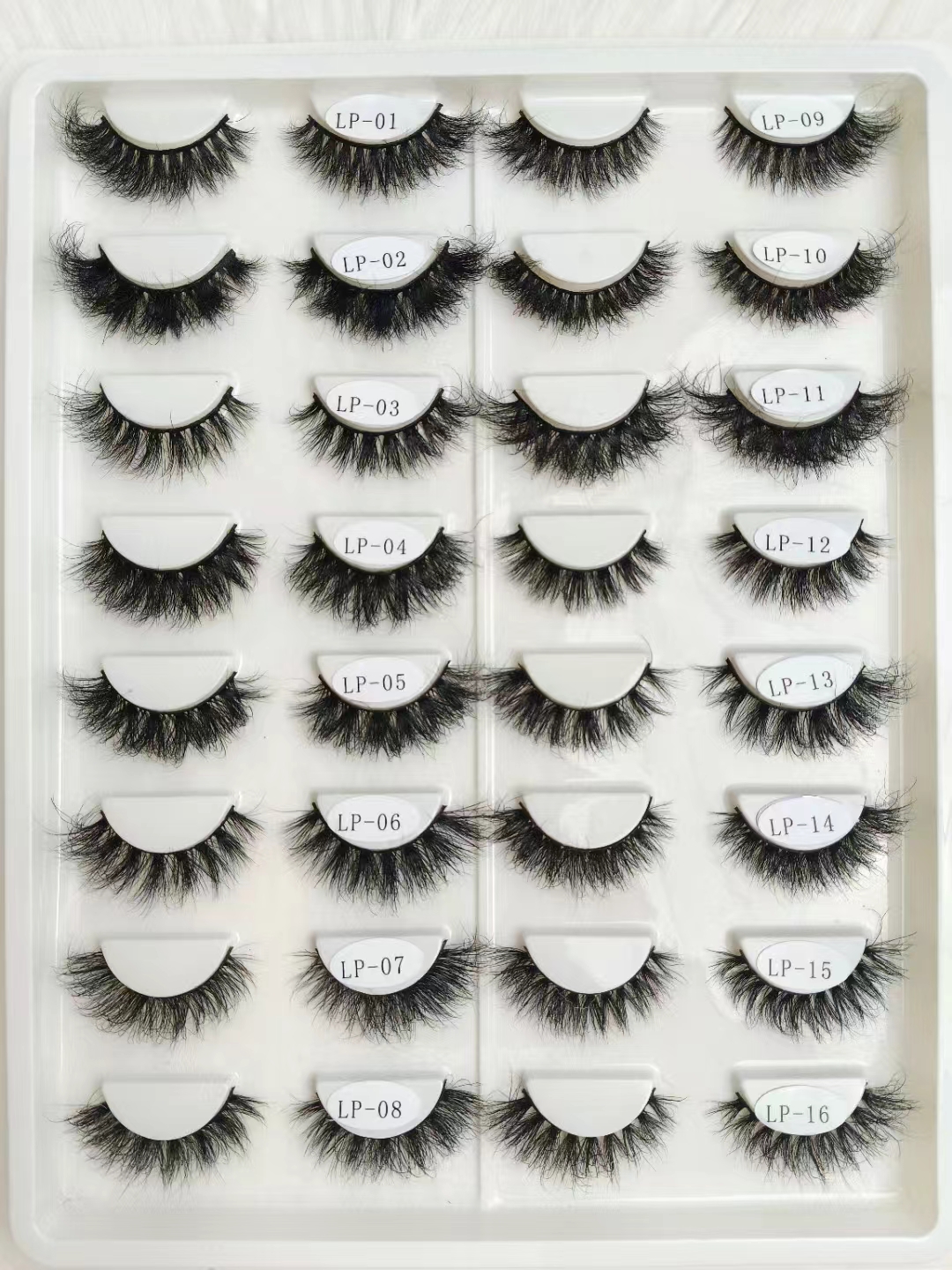 Améliorez votre look de tous les jours grâce à notre sélection de cils de haute qualité : du naturel au spectaculaire