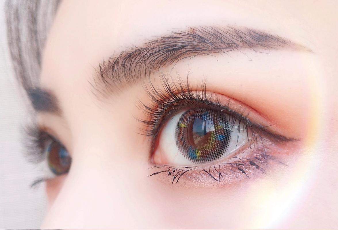 Des cils étincelants et des outils de beauté à gogo : le salon international chinois de l'industrie des cils de beauté et de mode