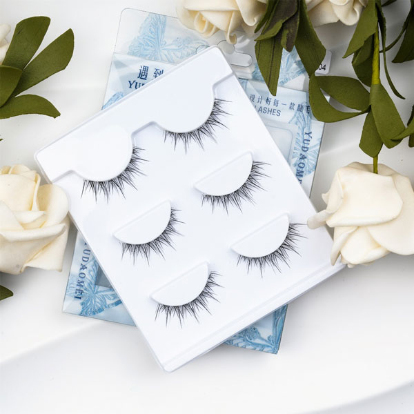 Obtenez le look anime parfait avec les cils manga Clear Band