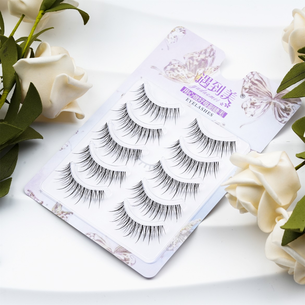 Le secret des cils sans effort: la magie des bandes de cils transparents et légers