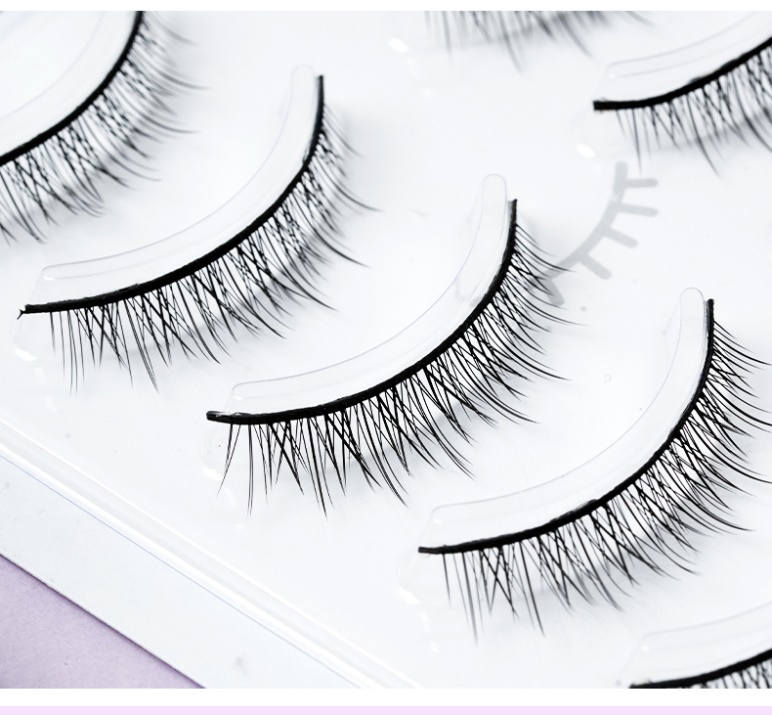 Découvrez la beauté des cils à bande claire pour un look naturel